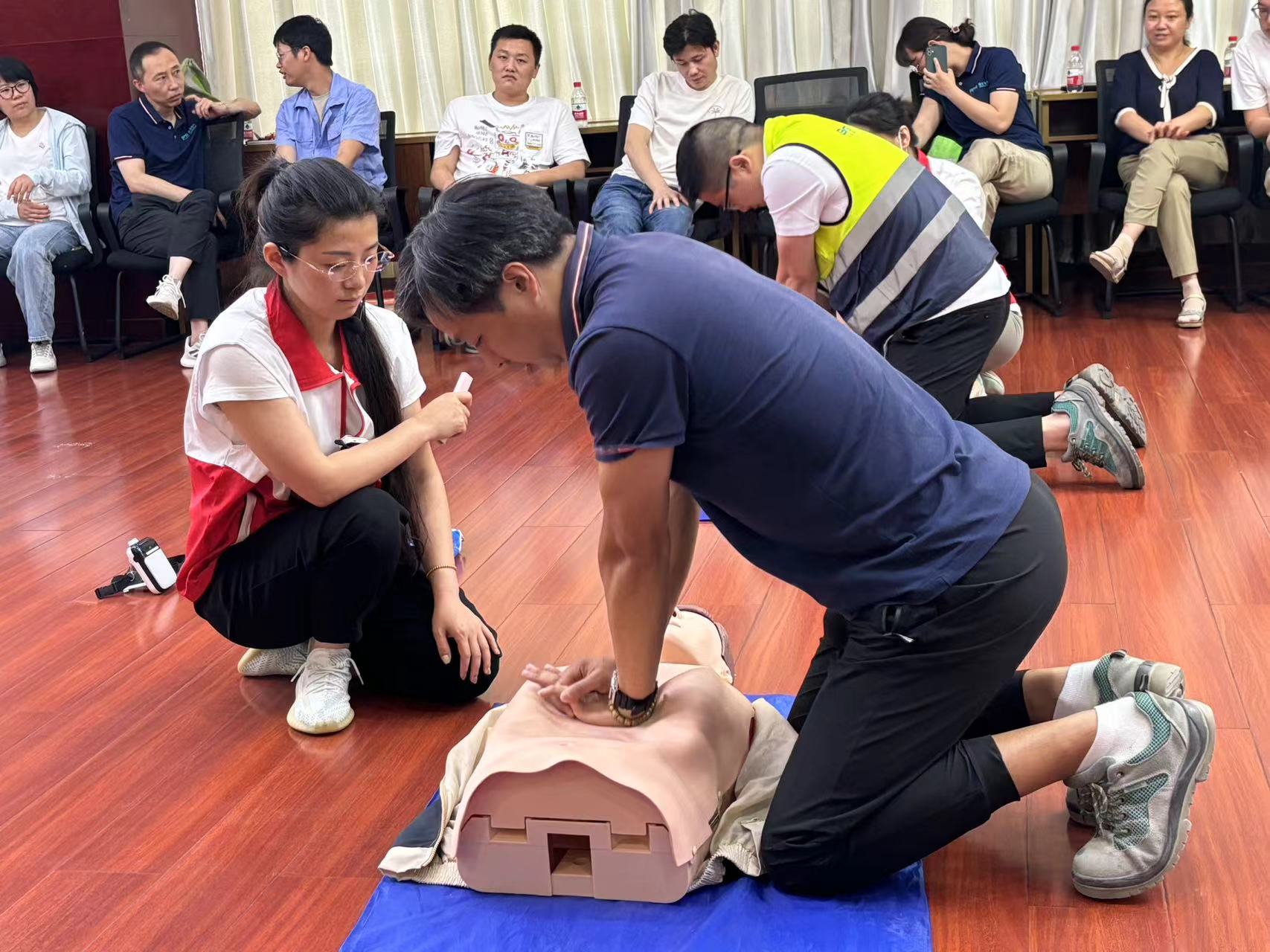 心肺苏醒（CPR+AED）培训丨 “急”时处置惩罚 “救”护生长_彩名堂
